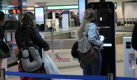 Migraciones habilitó dos terminales biométricas de auto registro migratorio para agilizar la entrada de nacionales en el aeropuerto