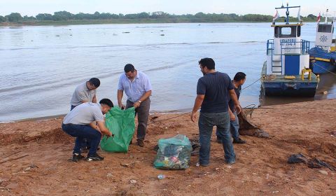 Minga ambiental contra el dengue en el puerto fronterizo de Itá Enramada