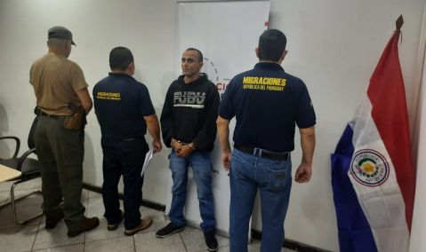 Inspectores migratorios de CDE interceptan a extranjero con documento fraudulento y orden de captura en Brasil