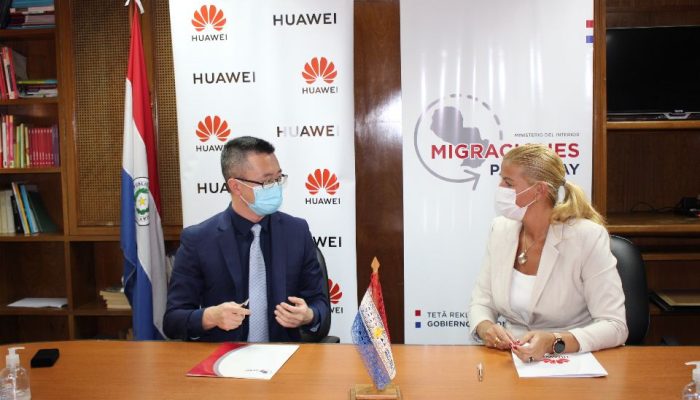 Migraciones recibe donación de cámara térmica