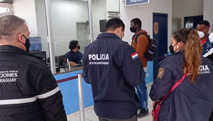 Rechazo_de_tres_extranjeros_con_documentos_falsos_en_CDE_-_17_06_2021_1