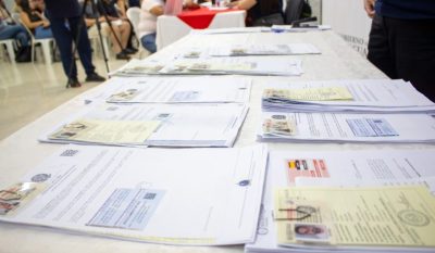 Entregan primeros carnets de residencia gestionados en el MIGRAMÓVIL de Ciudad del Este